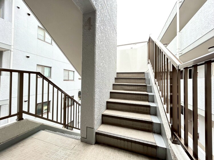 その他 共用部の階段です。明るく清潔に管理されています。