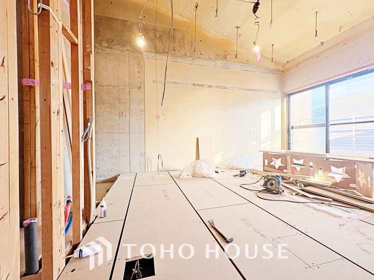 内装 【living】居心地のいい暮らしには欠かせない眩い採光。ゆったりとした幅の窓からこの空間に降り注ぐ採光が絶えない。明るいリビングこそ居心地のいい暮らしが待っているのだと思う。