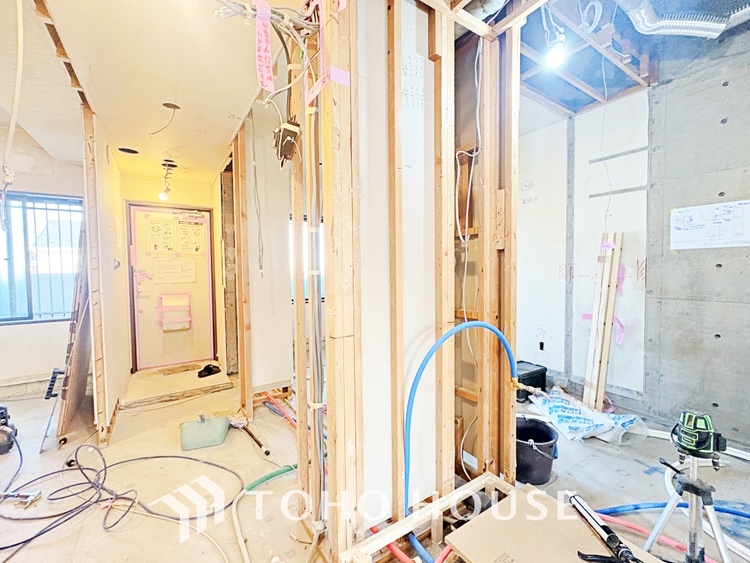 内装 【ROOM】感性を育むプライベートルームはシンプルでスマートな空間。好みの空間で読書をしたり、音楽を聞いたりと一人の時間も充実したものにできます。