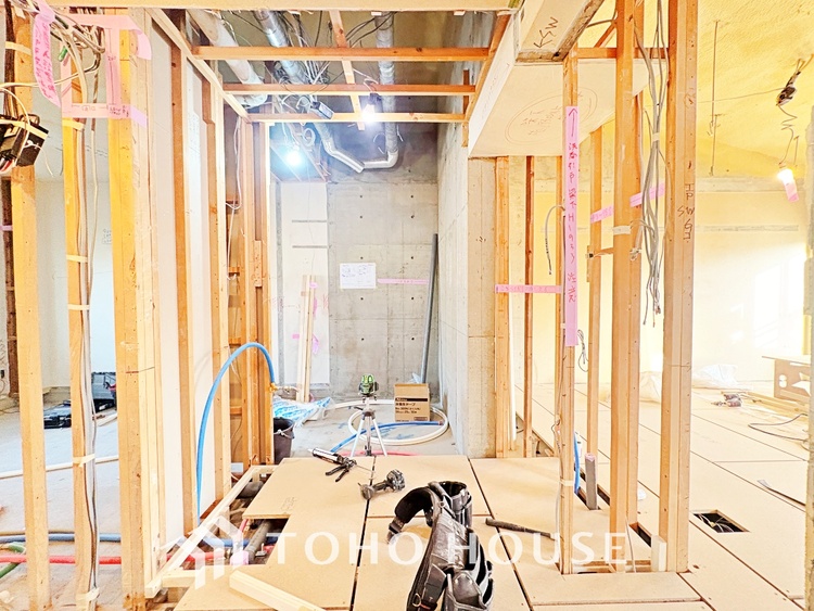 内装 風の通り道。舞い込んでくる風が優しく躍り、室内に爽やかな空気を運んでくる。そこに季節の息吹を感じて、いまがどんな季節なのかを実感する。