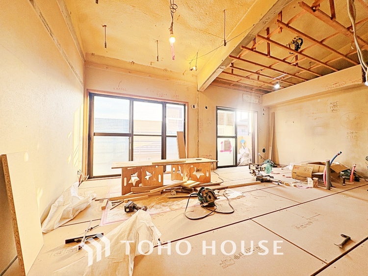 内装 叶えたかったのは落ち着きのあるナチュラルな風合い、そして開放感があるリビング。優雅な気分に浸れる幸せな時間を家族が自然と集まりたくなるこの空間で。