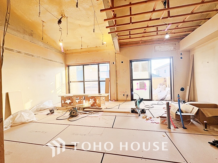 内装 ◆サンサンと◆差し込む太陽の光がこのリビングに笑いをもたらす。ソファの上のクッションがポカポカした暖気にぬくぬくと微睡んでいる。