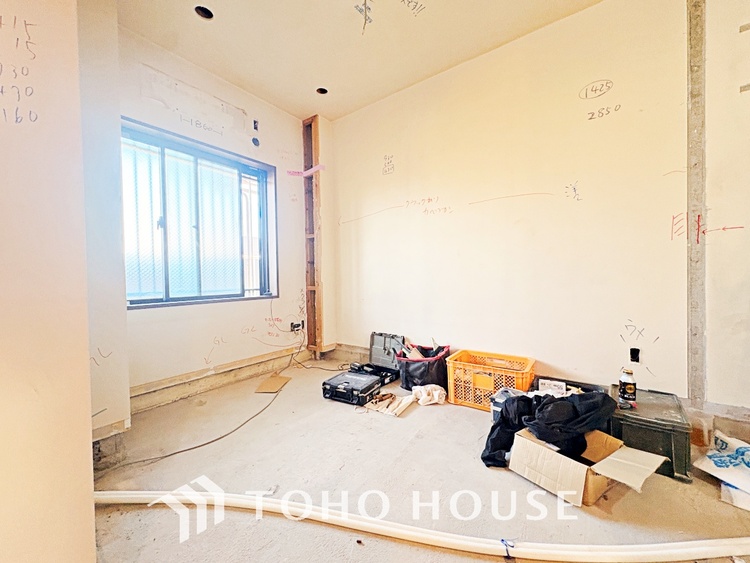 内装 使いやすく、明るい洋室に仕上がります。子供部屋や趣味のお部屋にご利用できます。ご自身で家具などを配置し、素敵な空間を創り上げられます。