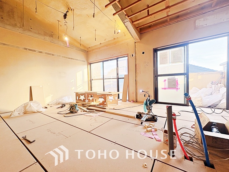 内装 ここはみんなが集い、食事と楽しい会話が始まる場所。話に夢中になりすぎて、ついつい時を忘れ、夜半過ぎになってしまう。そんな束の間の幸せを感じさせてくれます。