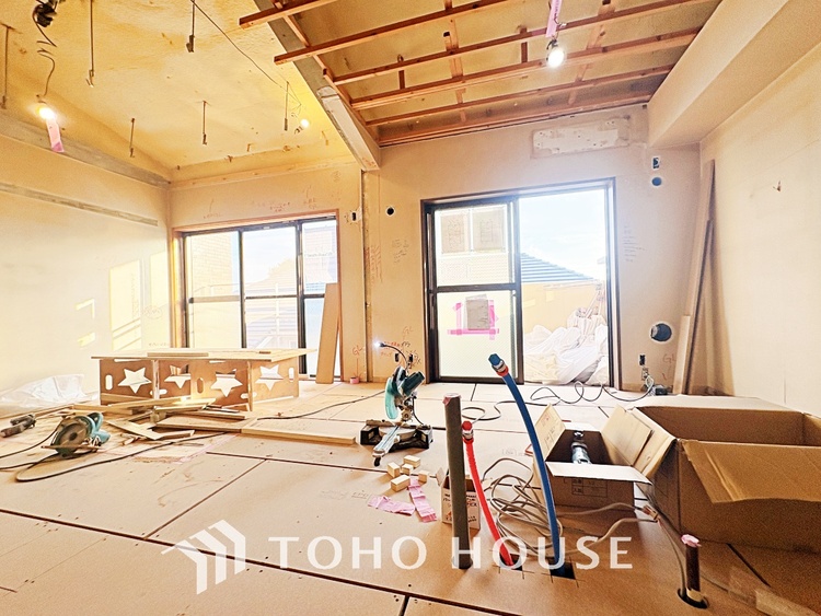 内装 使いやすく、明るい洋室に仕上がります。子供部屋や趣味のお部屋にご利用できます。ご自身で家具などを配置し、素敵な空間を創り上げられます。