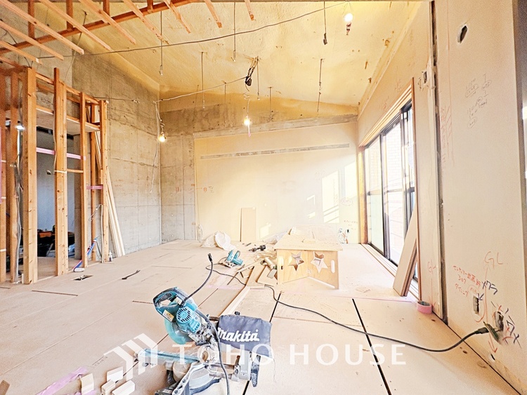 内装 使いやすく、明るい洋室に仕上がります。子供部屋や趣味のお部屋にご利用できます。ご自身で家具などを配置し、素敵な空間を創り上げられます。