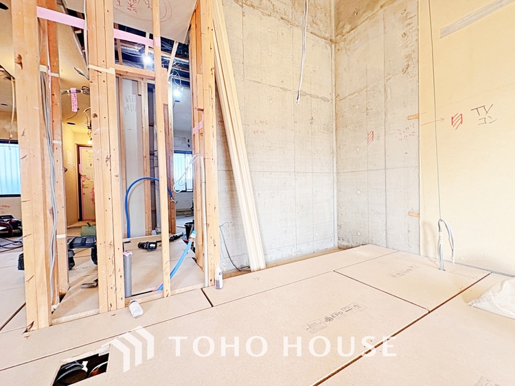 キッチン ◆愛育◆キッチンは家族の絆を育む大切な空間。シンプルで使い易いSystemKitchenで愉しく作る料理は愛情のある美味しいご馳走に。家族で使える広々としたダイニングキッチンです。