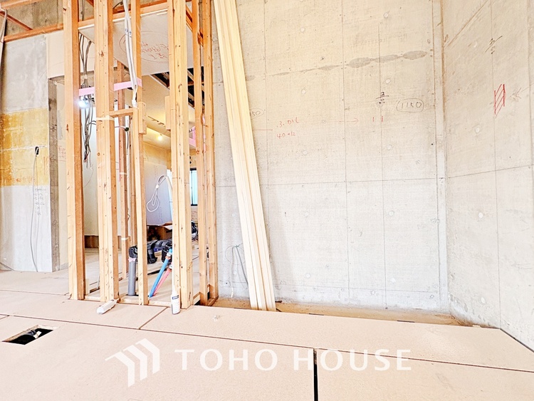 キッチン キッチンは家族の絆を育む大切な空間。シンプルで使い易いシステムキッチンで愉しく作る料理は愛情のある美味しいご馳走に。家族で使えるダイニングキッチンです。