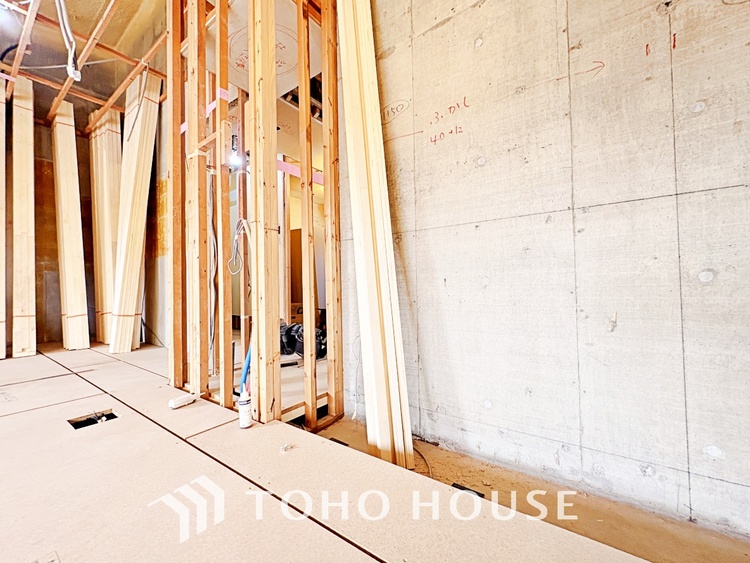 キッチン 広々としたキッチンのシンクは、料理の準備と片付けを楽にし、使いやすさを最大限に引き立てます。