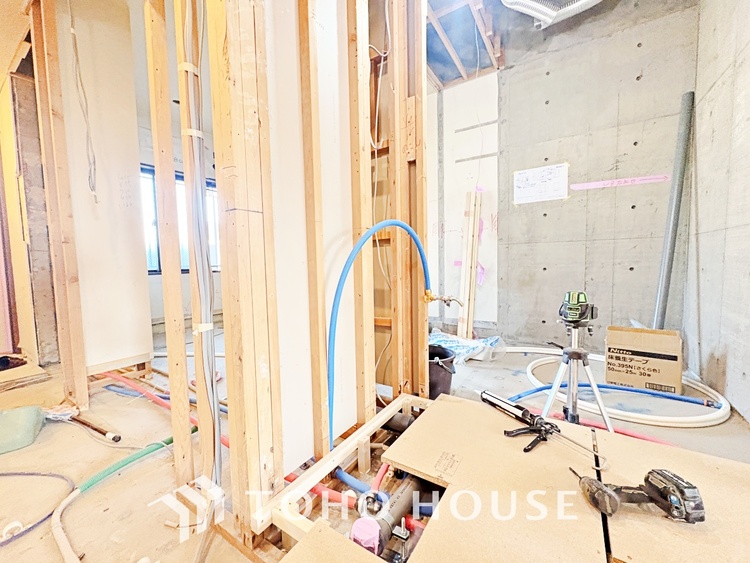 風呂 【浴室】《一日の疲れを落としてくれる場所は、落ち着く場所でなければならない》　高級感溢れるカラーと大きさ・柔らかな曲線で構成された半身浴も楽しめるバスタブが心地よさをもたらします。