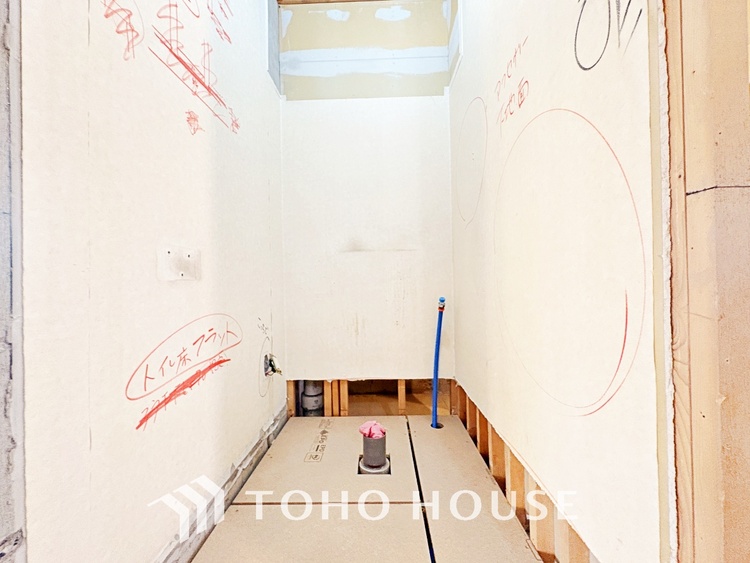 トイレ 清潔感あるホワイト調のクロスと温もり溢れるモダンカラーの床材が見事に調和した本邸宅は、毎日の生活を少しでも快適に過ごして頂ける様に落ち着いた雰囲気作りから行っています。