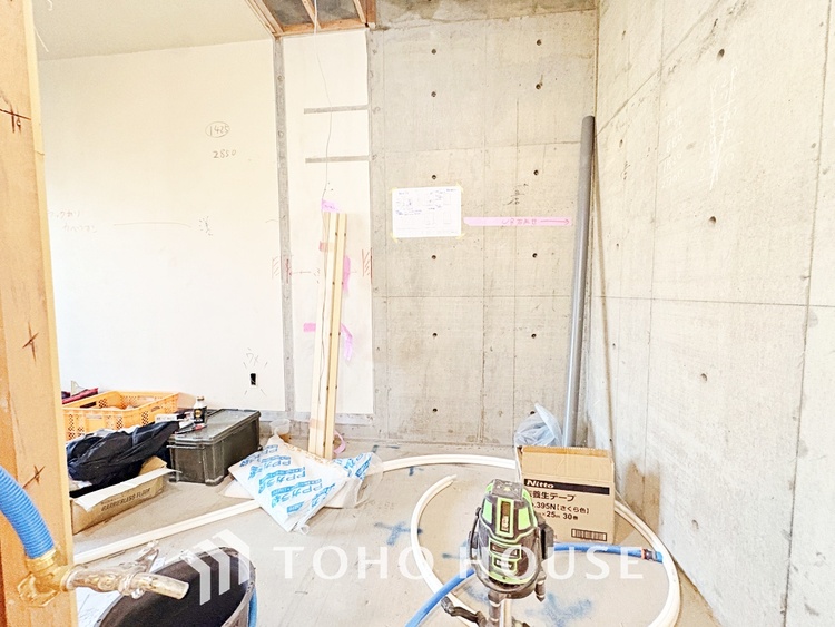 洗面 気持ちの良い朝をつくりだし、夕方には笑顔を取り戻させてくれるミラー。パウダールームはいつでも本来の自分を取り戻せる空間。明るく仕上げてあります。