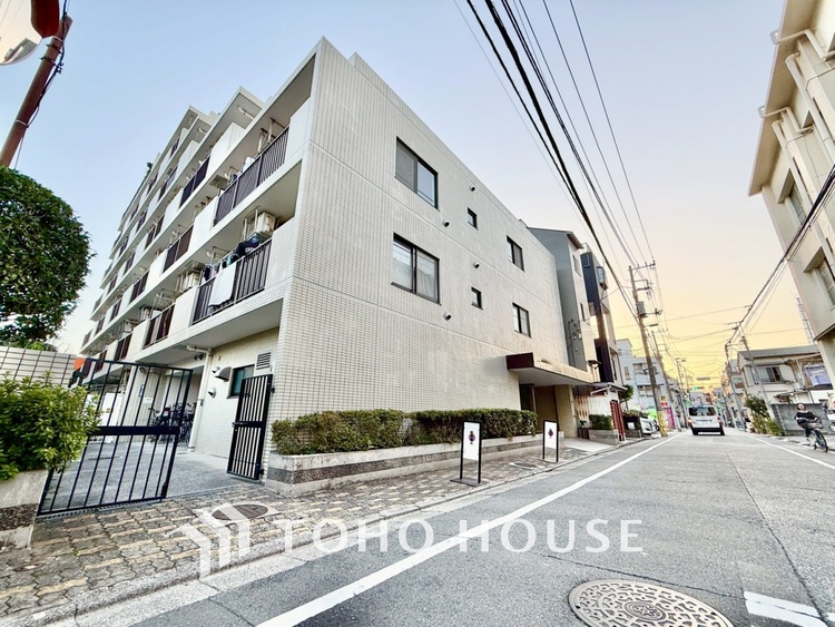 内装 ◆木漏れ日◆の様な採光が優しく足元を照らし、心地いい暮らしの道しるべを写し出す。この空間で過ごす家族との語らいの時間がとても素敵で幸せを感じるかもしれない。