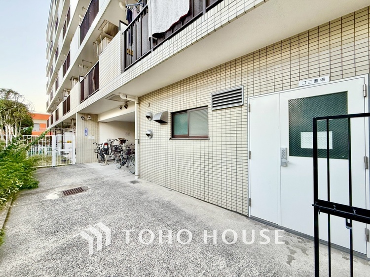 内装 ◆間接照明◆オレンジ色の光が僕達を大人な気分にさせる。静かで優しく語りかけるその光は、今日の終わりを告げてくれ、でも明日にはいい事が必ず来るよ。そんな囁きが聞こえてくる