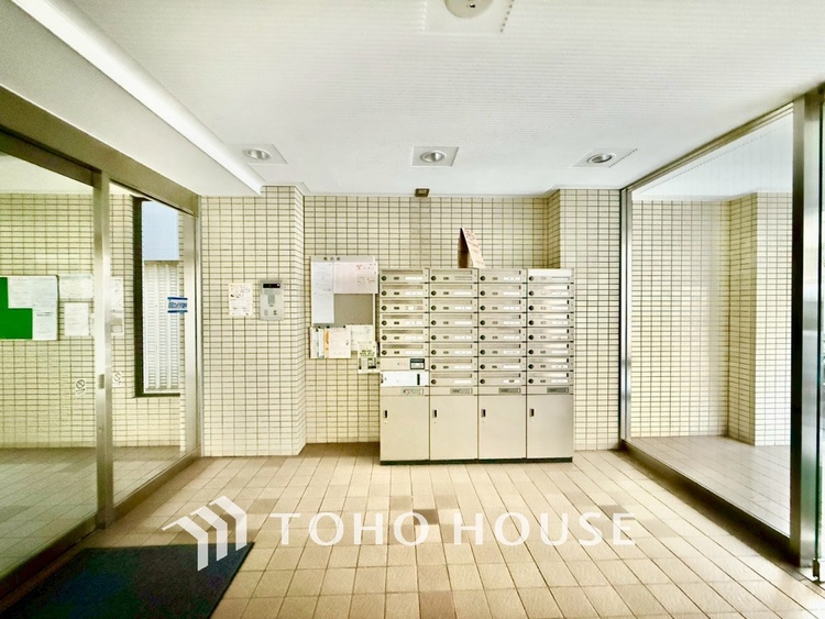 内装 ◆今宵の食卓◆ダウンライトに反射するグラスを眺めながらワインを注ぐ。トクトクと心地いい音をさせながら、フランスの古城を思わせる薫りがたちこめ、とても幸せな時を過ごせる。