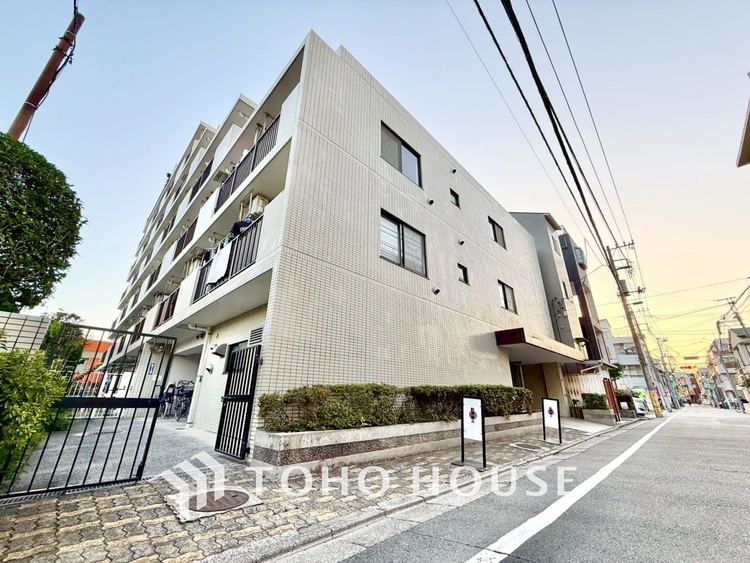 外観 ◆共有空間◆些細な事でほっぺを膨らまして怒る君。それでも僕達はこれからも一緒だよ。喧嘩をしても離れたくないから一つはさんだ同じ場所にいる。分かるよ。そこに君が