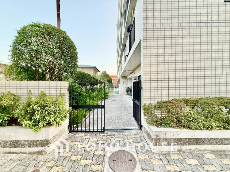 キッチン ◆今宵の食卓◆ダウンライトに反射するグラスを眺めながらワインを注ぐ。トクトクと心地いい音をさせながら、フランスの古城を思わせる薫りがたちこめ、とても幸せな時を過ごせる。