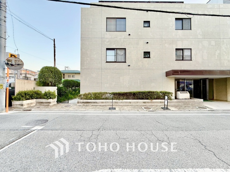 キッチン ◆キッチン◆美味しい料理を作りたくなるような気持にさせてくれる、腕を振るえる自慢のスペース。見上げると柔らかなダウンライトが包み込み、彩りを添えます。艶と光沢のある居心地の良いわが家のキッチン。