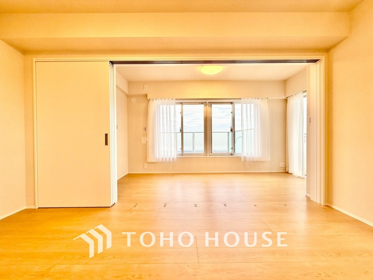 内装 ◆木漏れ日◆の様な採光が優しく足元を照らし、心地いい暮らしの道しるべを写し出す。この空間で過ごす家族との語らいの時間がとても素敵で幸せを感じるかもしれない。