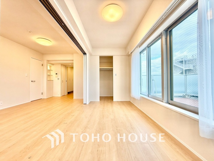 内装 ◆間接照明◆オレンジ色の光が僕達を大人な気分にさせる。静かで優しく語りかけるその光は、今日の終わりを告げてくれ、でも明日にはいい事が必ず来るよ。そんな囁きが聞こえてくる