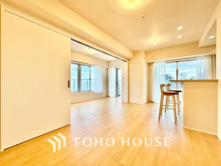 内装 ◆リビング◆たくさんの窓から注ぐ太陽の光。時間の経過とともに光と影のコントラストがこの空間のムードを変え、部屋に変化と温もりをもたらしてくれる。