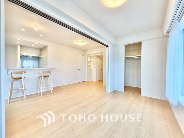 内装 ◆色彩◆この空間に放たれた光は華美なまでに演出されたデザイン。流れる時をより芳醇なコーヒーの様な色彩奏でるアダージョ。そして情景豊かな作品のような暮らしがイメージできる。