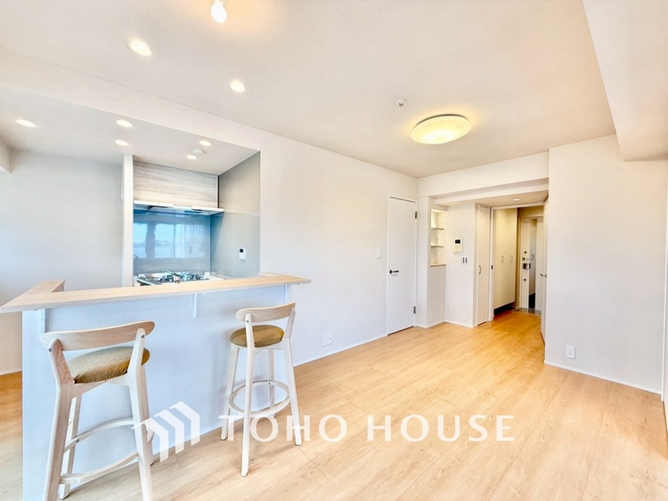 内装 ◆今宵の食卓◆ダウンライトに反射するグラスを眺めながらワインを注ぐ。トクトクと心地いい音をさせながら、フランスの古城を思わせる薫りがたちこめ、とても幸せな時を過ごせる。