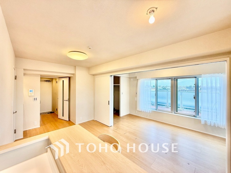 内装 ◆窓を開けると◆冷涼な風、そよぐリビング。だんらんの場所はここから始まり、ここで終わる。家族の笑顔が集う素敵な場所だから、こだわり抜いた思いが詰まっているのだと思う。