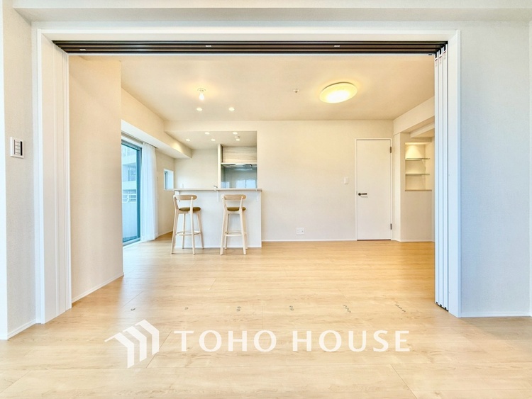 内装 ◆リビング◆そこには目を輝かせ笑顔で見つめてくれる君がいて、「おかえり」の言葉がこだまする。何気ない日々の挨拶は僕にとっては幸せで、同時に君の瞳にも恋している。