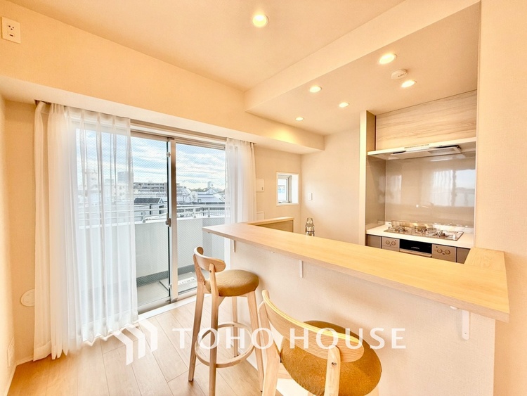 キッチン ◆キッチン◆美しく使いやすいキッチンは油汚れが簡単に拭き取れる素材で加工されており、浄水器シャワーから流す水の音を軽減する静かなシンクを採用。見えないところにさり気ない配慮が嬉しいですね