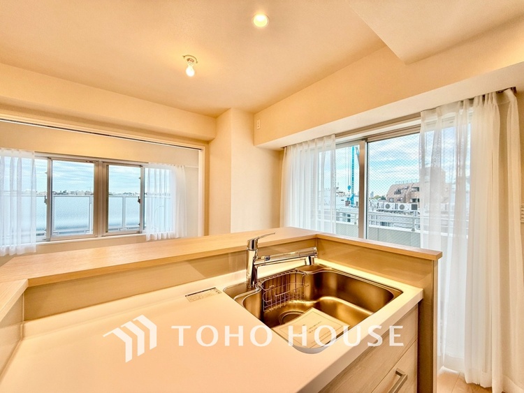 キッチン ◆今宵の食卓◆ダウンライトに反射するグラスを眺めながらワインを注ぐ。トクトクと心地いい音をさせながら、フランスの古城を思わせる薫りがたちこめ、とても幸せな時を過ごせる。