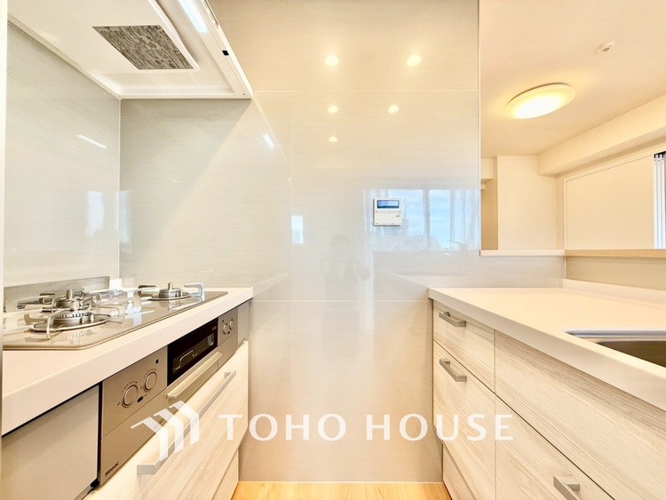 キッチン ◆キッチン◆美味しい料理を作りたくなるような気持にさせてくれる、腕を振るえる自慢のスペース。見上げると柔らかなダウンライトが包み込み、彩りを添えます。艶と光沢のある居心地の良いわが家のキッチン。