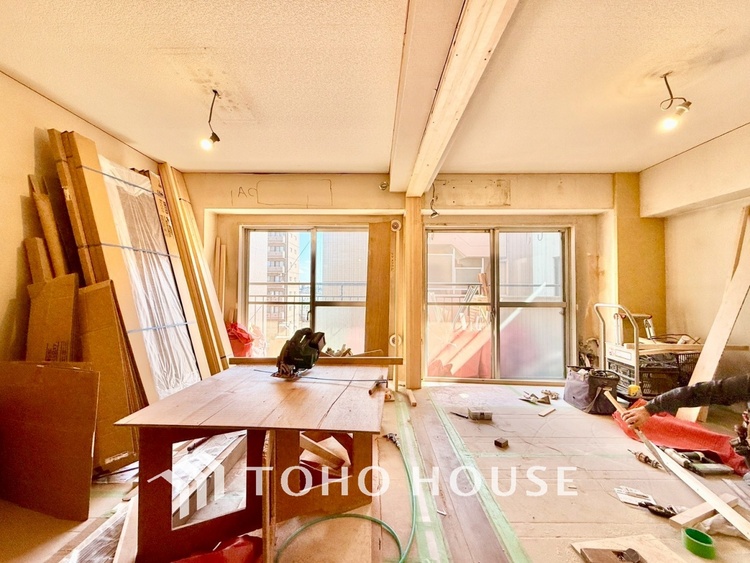 内装 ◆木漏れ日◆の様な採光が優しく足元を照らし、心地いい暮らしの道しるべを写し出す。この空間で過ごす家族との語らいの時間がとても素敵で幸せを感じるかもしれない。