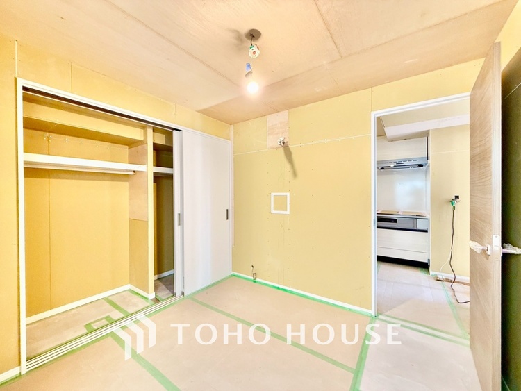 内装 ◆間接照明◆オレンジ色の光が僕達を大人な気分にさせる。静かで優しく語りかけるその光は、今日の終わりを告げてくれ、でも明日にはいい事が必ず来るよ。そんな囁きが聞こえてくる