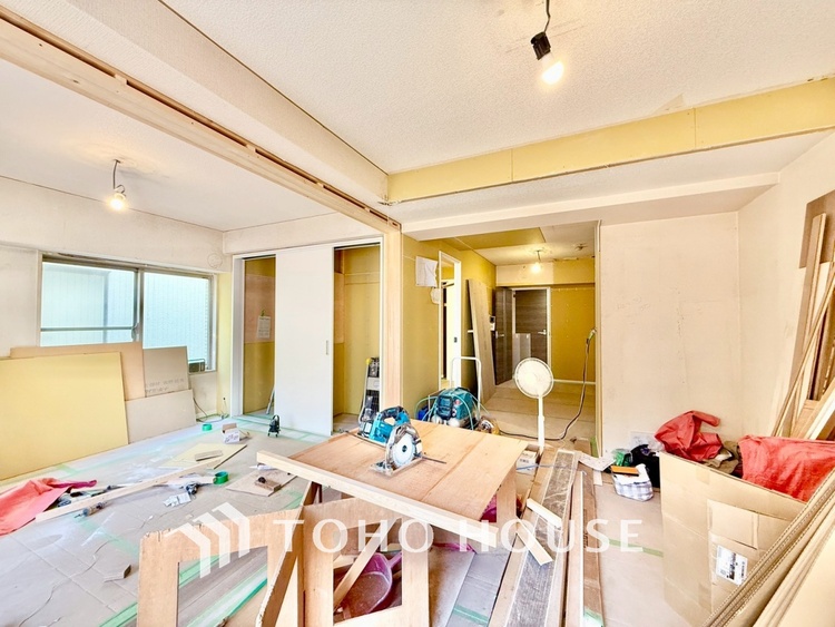 内装 ◆リビング◆たくさんの窓から注ぐ太陽の光。時間の経過とともに光と影のコントラストがこの空間のムードを変え、部屋に変化と温もりをもたらしてくれる。