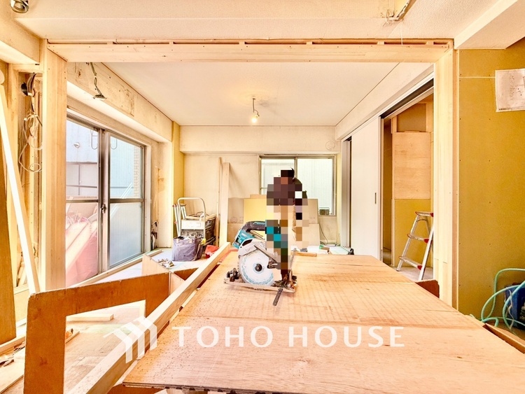 内装 ◆今宵の食卓◆ダウンライトに反射するグラスを眺めながらワインを注ぐ。トクトクと心地いい音をさせながら、フランスの古城を思わせる薫りがたちこめ、とても幸せな時を過ごせる。