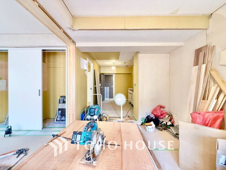 内装 ◆窓を開けると◆冷涼な風、そよぐリビング。だんらんの場所はここから始まり、ここで終わる。家族の笑顔が集う素敵な場所だから、こだわり抜いた思いが詰まっているのだと思う。