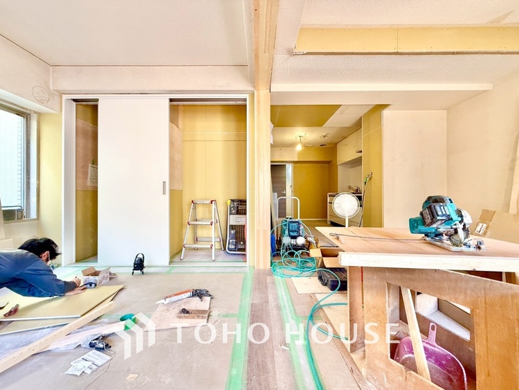 内装 ◆リビング◆そこには目を輝かせ笑顔で見つめてくれる君がいて、「おかえり」の言葉がこだまする。何気ない日々の挨拶は僕にとっては幸せで、同時に君の瞳にも恋している。