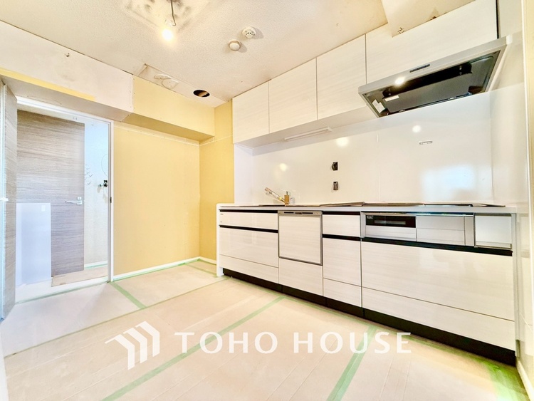 キッチン ◆キッチン◆美しく使いやすいキッチンは油汚れが簡単に拭き取れる素材で加工されており、浄水器シャワーから流す水の音を軽減する静かなシンクを採用。見えないところにさり気ない配慮が嬉しいですね