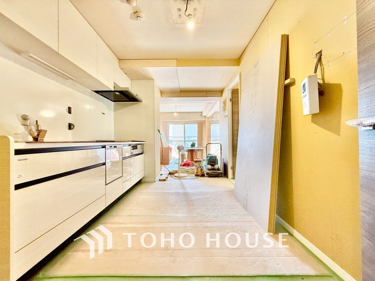 キッチン ◆今宵の食卓◆ダウンライトに反射するグラスを眺めながらワインを注ぐ。トクトクと心地いい音をさせながら、フランスの古城を思わせる薫りがたちこめ、とても幸せな時を過ごせる。