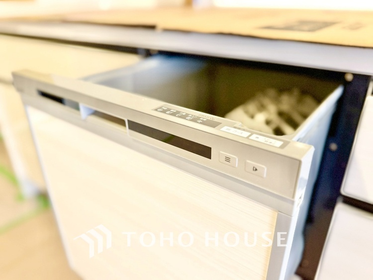 キッチン ◆キッチン◆美味しい料理を作りたくなるような気持にさせてくれる、腕を振るえる自慢のスペース。見上げると柔らかなダウンライトが包み込み、彩りを添えます。艶と光沢のある居心地の良いわが家のキッチン。