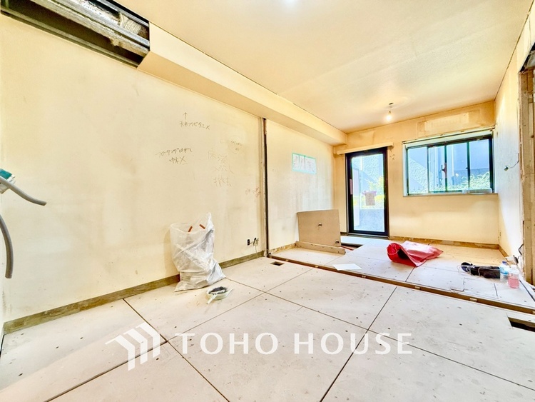 内装 ◆木漏れ日◆の様な採光が優しく足元を照らし、心地いい暮らしの道しるべを写し出す。この空間で過ごす家族との語らいの時間がとても素敵で幸せを感じるかもしれない。