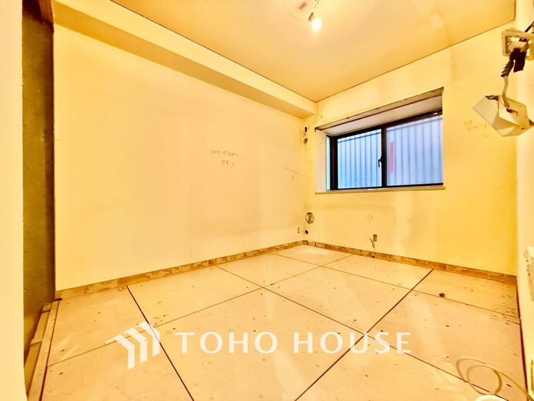 内装 ◆間接照明◆オレンジ色の光が僕達を大人な気分にさせる。静かで優しく語りかけるその光は、今日の終わりを告げてくれ、でも明日にはいい事が必ず来るよ。そんな囁きが聞こえてくる