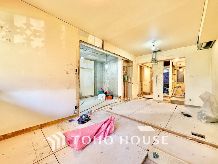 内装 ◆リビング◆たくさんの窓から注ぐ太陽の光。時間の経過とともに光と影のコントラストがこの空間のムードを変え、部屋に変化と温もりをもたらしてくれる。