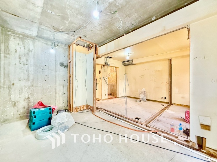 内装 ◆色彩◆この空間に放たれた光は華美なまでに演出されたデザイン。流れる時をより芳醇なコーヒーの様な色彩奏でるアダージョ。そして情景豊かな作品のような暮らしがイメージできる。