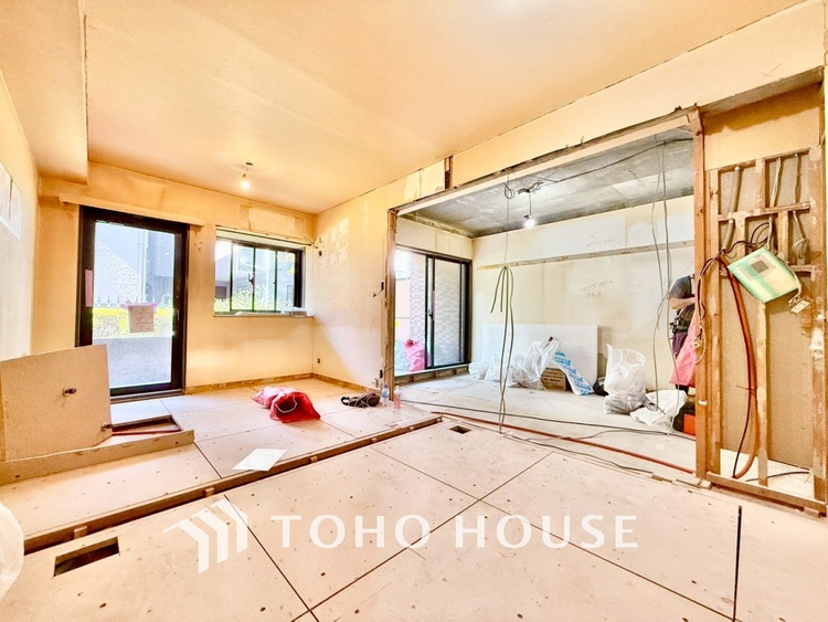 内装 ◆今宵の食卓◆ダウンライトに反射するグラスを眺めながらワインを注ぐ。トクトクと心地いい音をさせながら、フランスの古城を思わせる薫りがたちこめ、とても幸せな時を過ごせる。