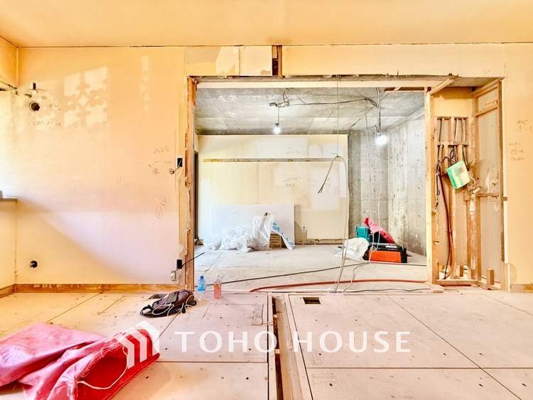 内装 ◆窓を開けると◆冷涼な風、そよぐリビング。だんらんの場所はここから始まり、ここで終わる。家族の笑顔が集う素敵な場所だから、こだわり抜いた思いが詰まっているのだと思う。