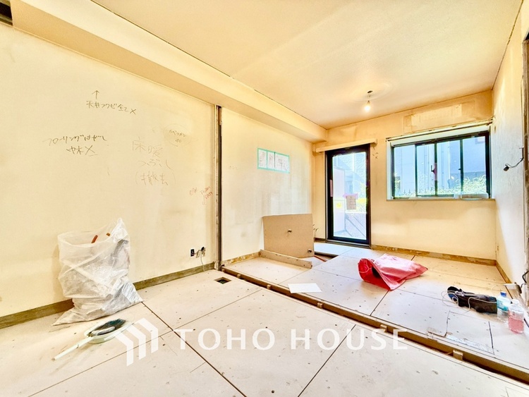 内装 ◆リビング◆そこには目を輝かせ笑顔で見つめてくれる君がいて、「おかえり」の言葉がこだまする。何気ない日々の挨拶は僕にとっては幸せで、同時に君の瞳にも恋している。