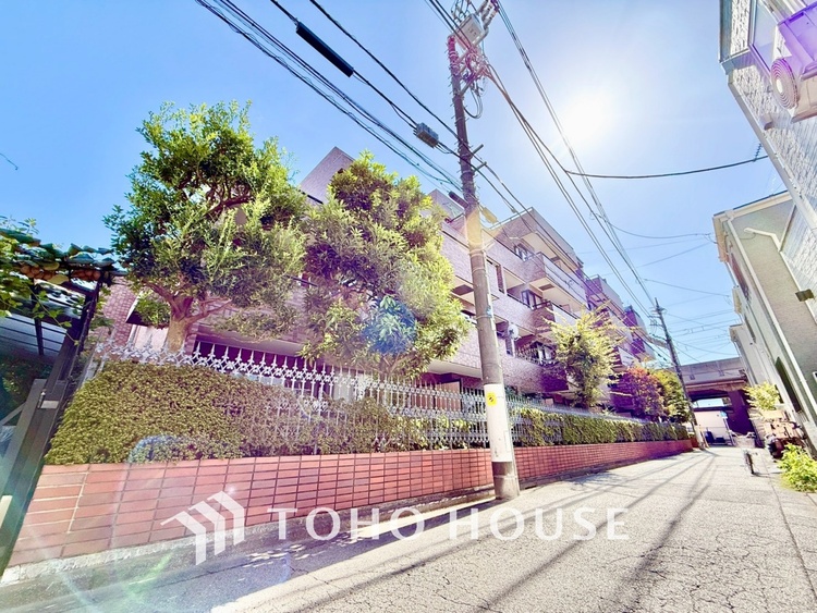 外観 ◆共有空間◆些細な事でほっぺを膨らまして怒る君。それでも僕達はこれからも一緒だよ。喧嘩をしても離れたくないから一つはさんだ同じ場所にいる。分かるよ。そこに君が