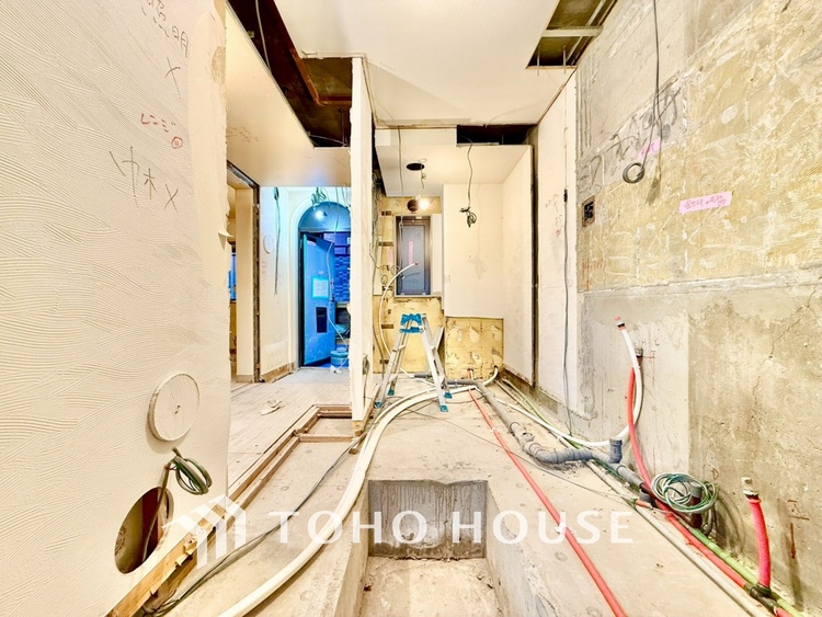 キッチン ◆キッチン◆美しく使いやすいキッチンは油汚れが簡単に拭き取れる素材で加工されており、浄水器シャワーから流す水の音を軽減する静かなシンクを採用。見えないところにさり気ない配慮が嬉しいですね